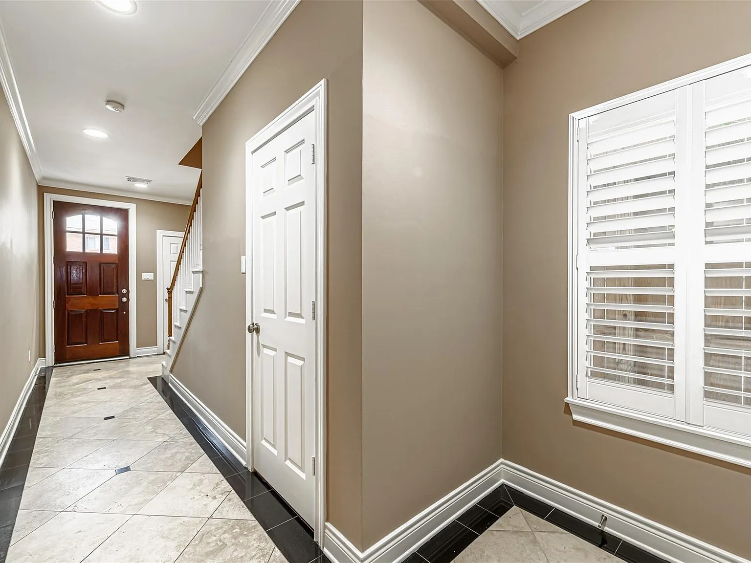 3 bed, 3.5 bath, 2452 sqft, $3,200 — Photo 2
