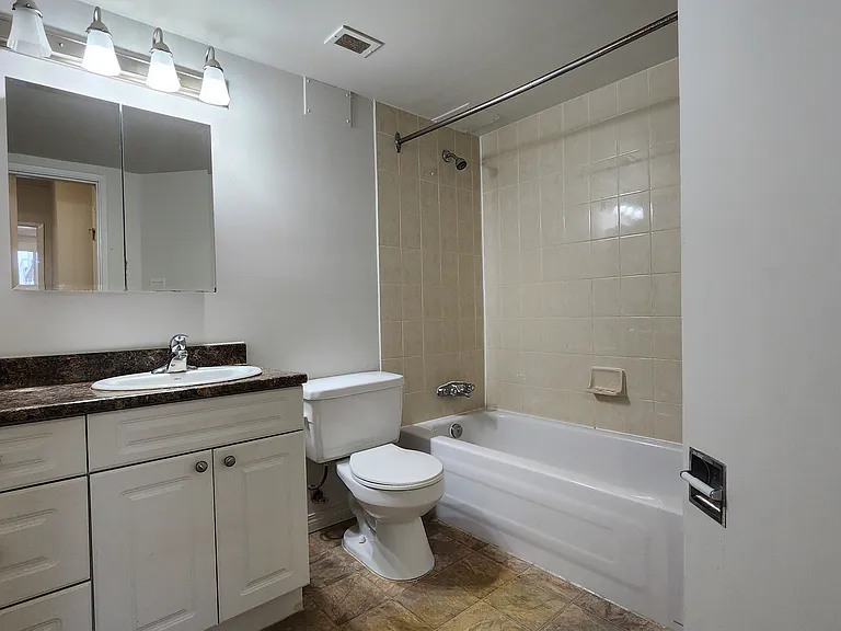 5045 Whitemud Rd NW — Photo 11