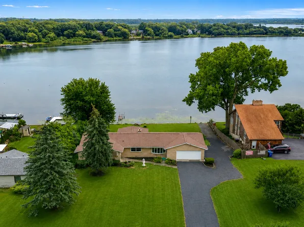 36897 N Nathan Hale Dr, Lake Villa, IL 60046