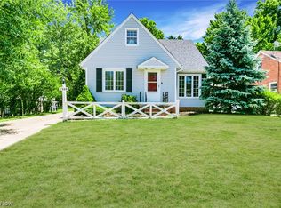 1369 Cranover Rd, Lyndhurst, OH 44124