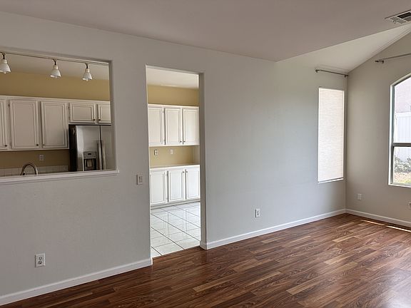 2nd image of 412 Sanibelle Cir