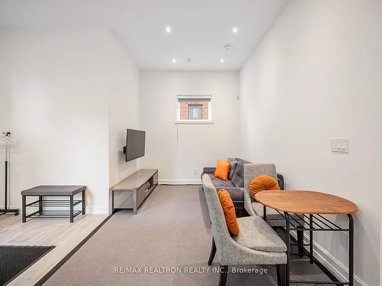 10 Katherine Rd #LOWER — Photo 13