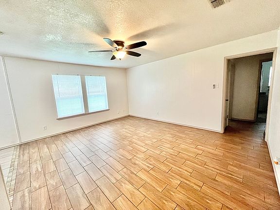 3rd image of 1105 Springdale Rd
