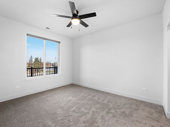 4th image of 27 W Park Blvd #203