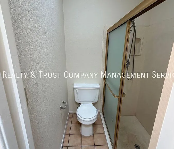 709 W Millbrook Ln — Photo 18