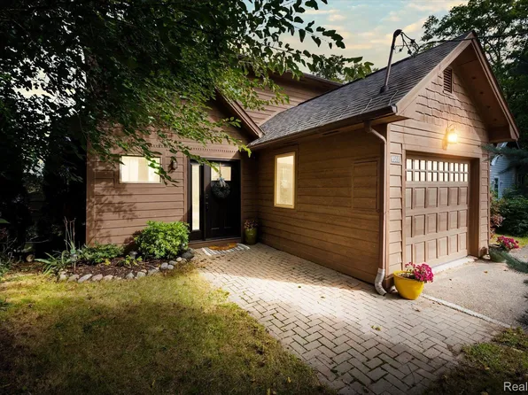 9508 Round Lake Blvd, White Lake, MI 48386