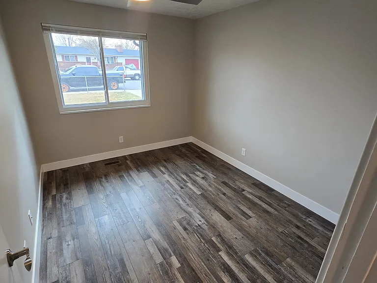 870 W 675 N — Photo 11