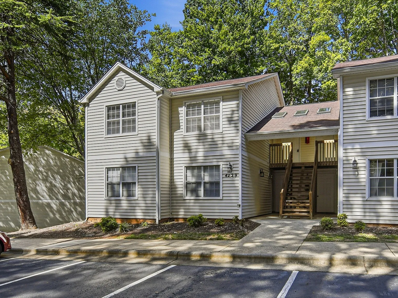 2 bed, 931 sqft, $1,350 — Photo 2