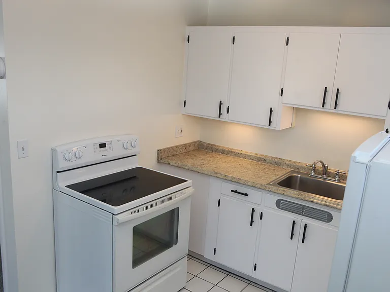 205 W 2nd St #6 — Photo 15