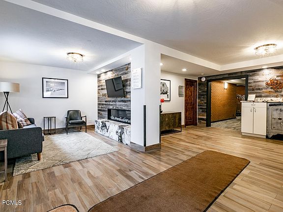 4th image of 950 Park Ave #144