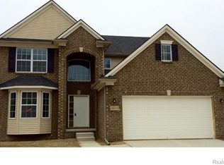 19133 Shrewsbury Dr, Livonia, MI 48152