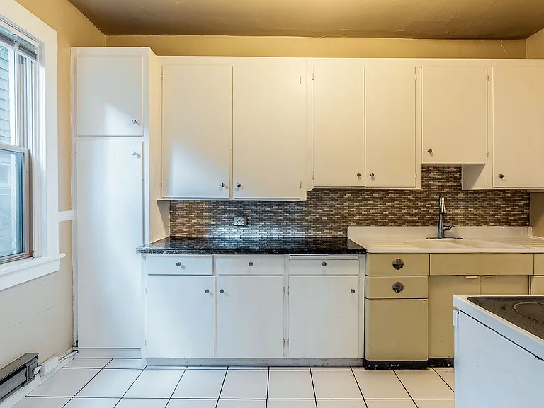 Carlyle Apartments — Photo 15
