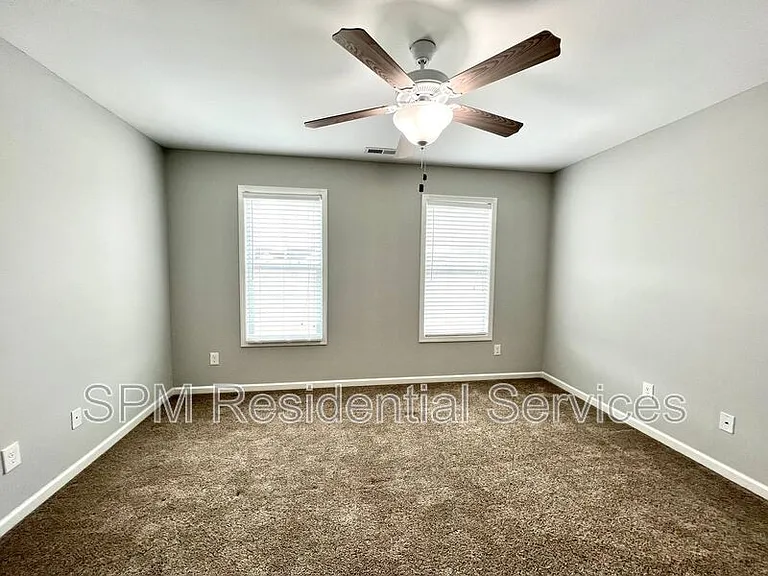 438 Riviera Dr — Photo 15