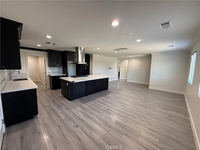231 W 5th St — Photo 17