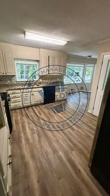 4 bed, 3.0 bath, 2336 sqft, $2,350 — Photo 3