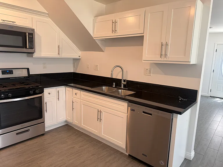 1422 1/2 W 9th St #1422-1/2 — Photo 3