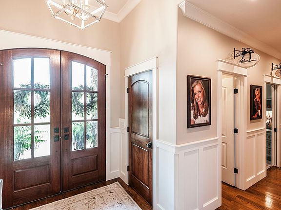 5th image of 135 Bloomsbury Dr