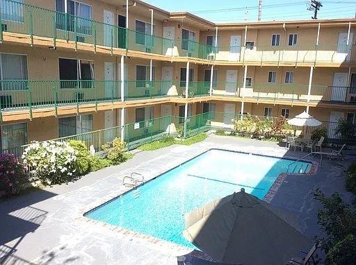 Reseda Gardens Apartments — Photo 4