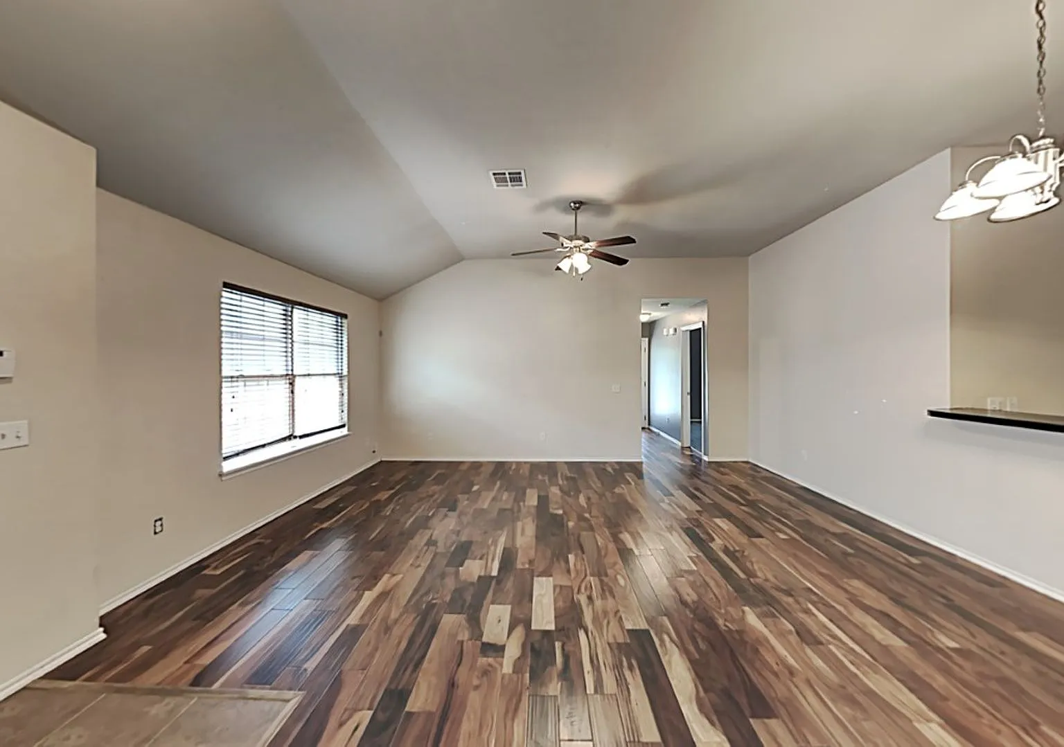 Very Nice and Spacious 3 Bedroom 2 Bath Home in Mustang Schools — Photo 4