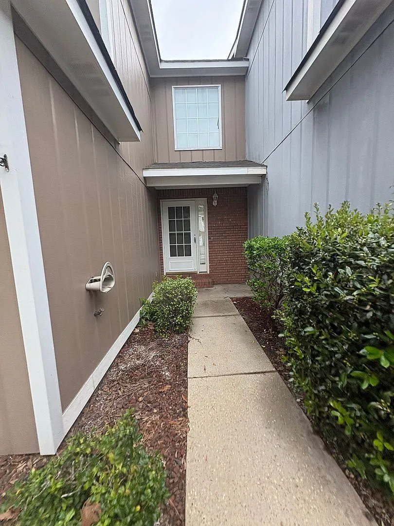 Briarwood West — Photo 2