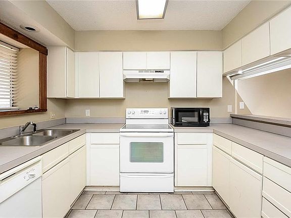 3rd image of 6404 Woods Edge Dr