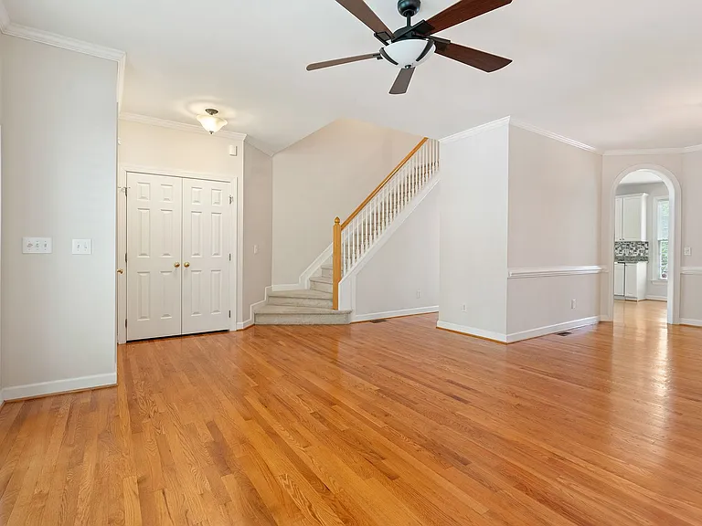 202 Greenview Dr — Photo 8