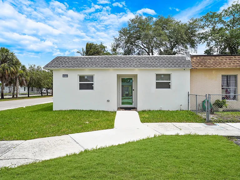 3910 NW 207th St — Photo 16