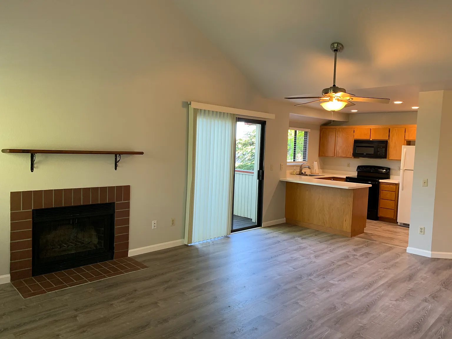 2 bed, 1061 sqft, $2,400 — Photo 3