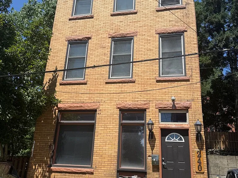 240 Carrington St — Photo 1