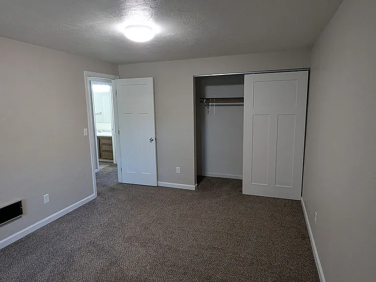 Apartment in West Salem near banks, shopping areas, bus lines, and downtown! ~ Colonial — Photo 15
