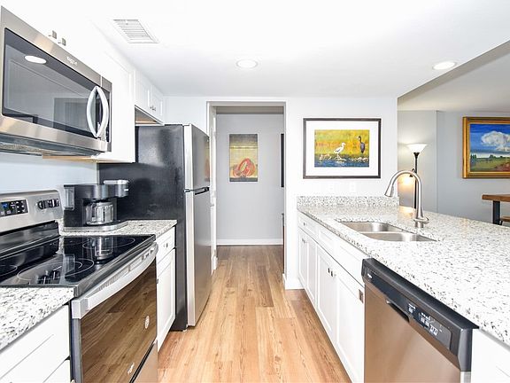 4th image of 800 Sandcastle Dr #108
