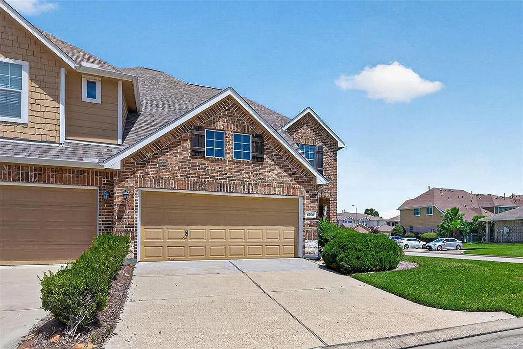 4 bed, 3.0 bath, 2205 sqft, $2,300 — Photo 2