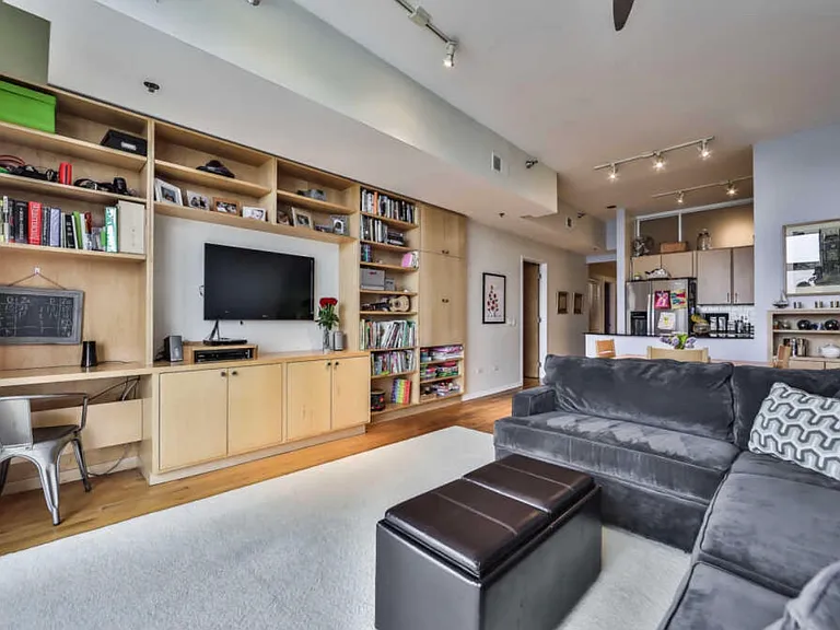1201 W Adams St #909 — Photo 3