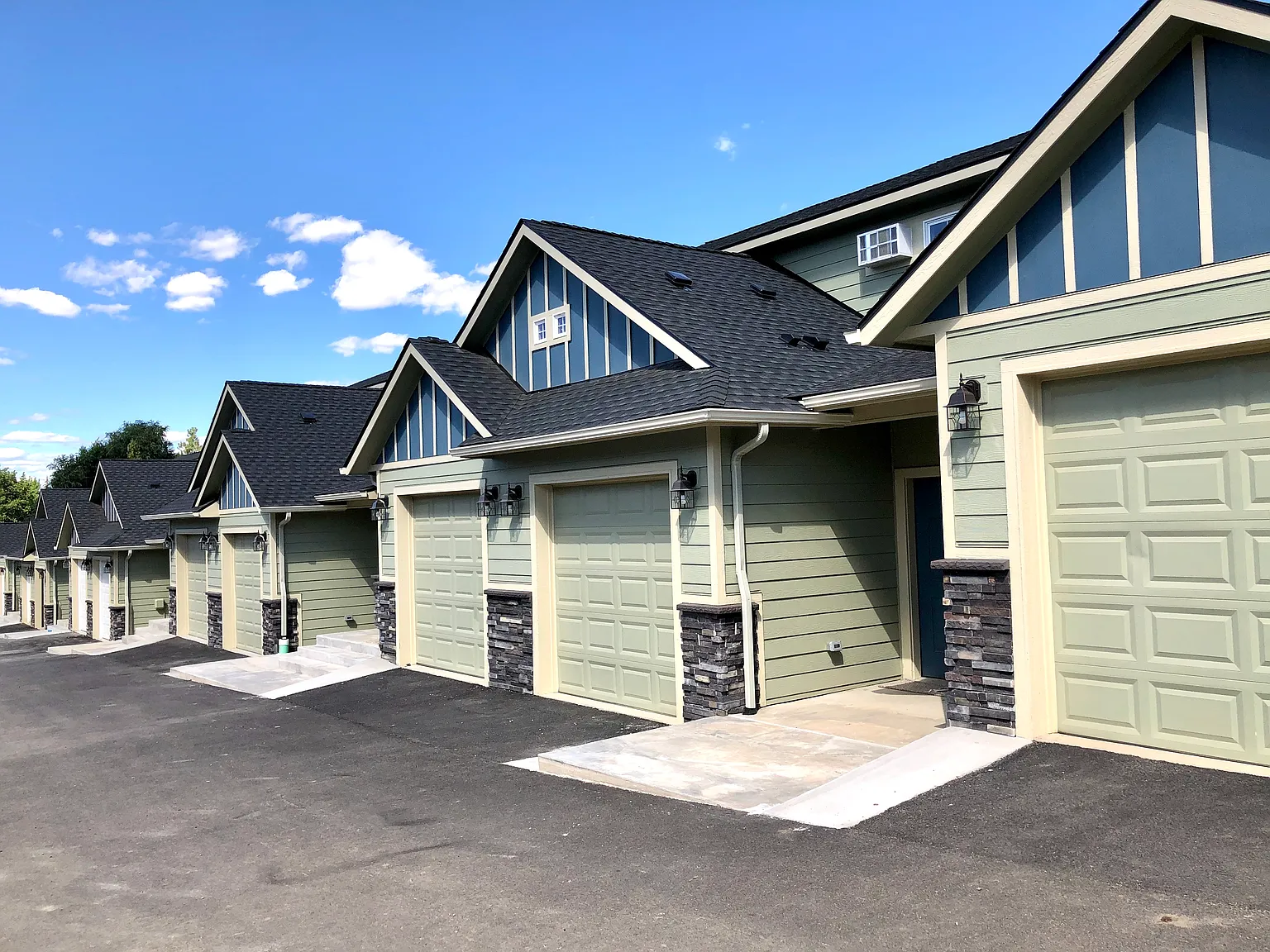 2 bed, 2.5 bath, 1800 sqft, $1,600 — Photo 2
