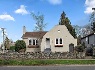 1095 Moss St, Victoria, BC V8V4P4