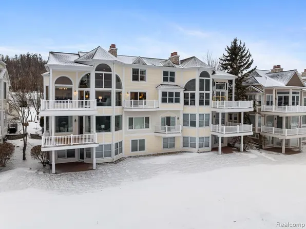 3252 Cliffs Dr, Petoskey, MI 49770