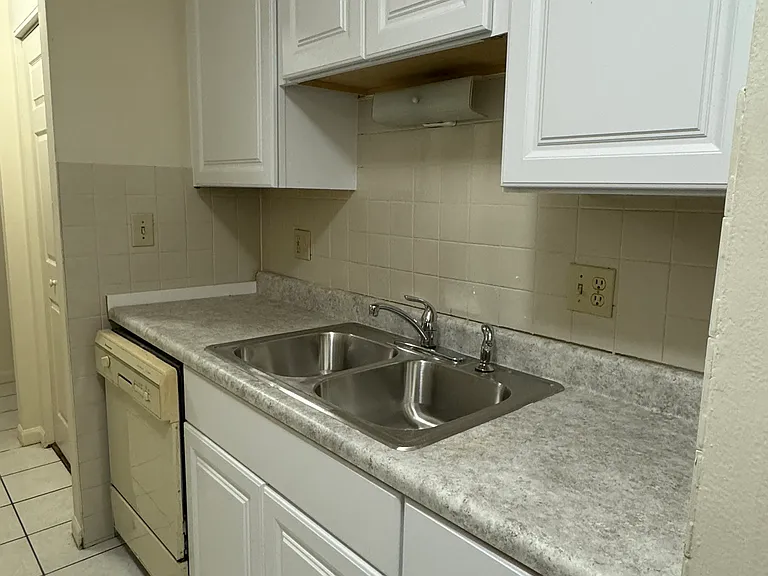1702 W Victoria Dr #103 — Photo 6