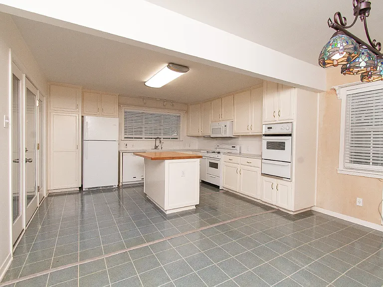 4510 Russell Dr — Photo 5