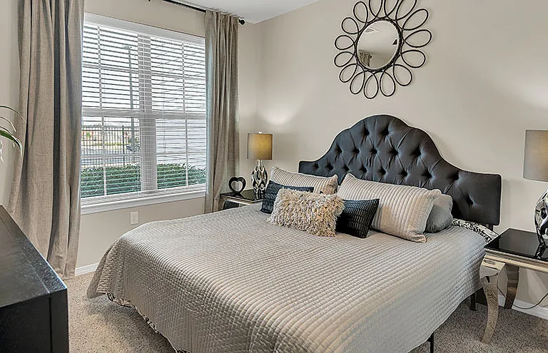 Retreat at Fremaux Town Center Apartments — Photo 16