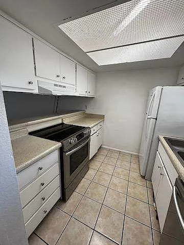Brenda Arms Apartments — Photo 4