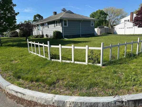 11 Westview St, New Bedford, MA 02740