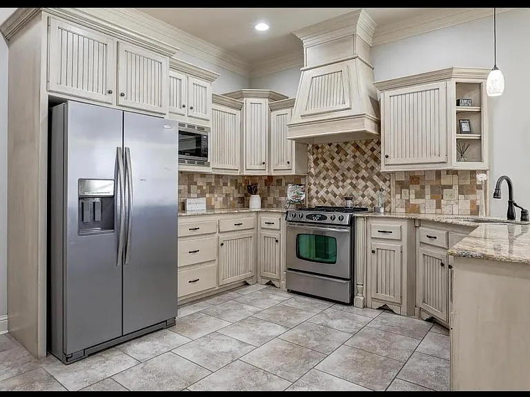 200 Brightwood Dr — Photo 2