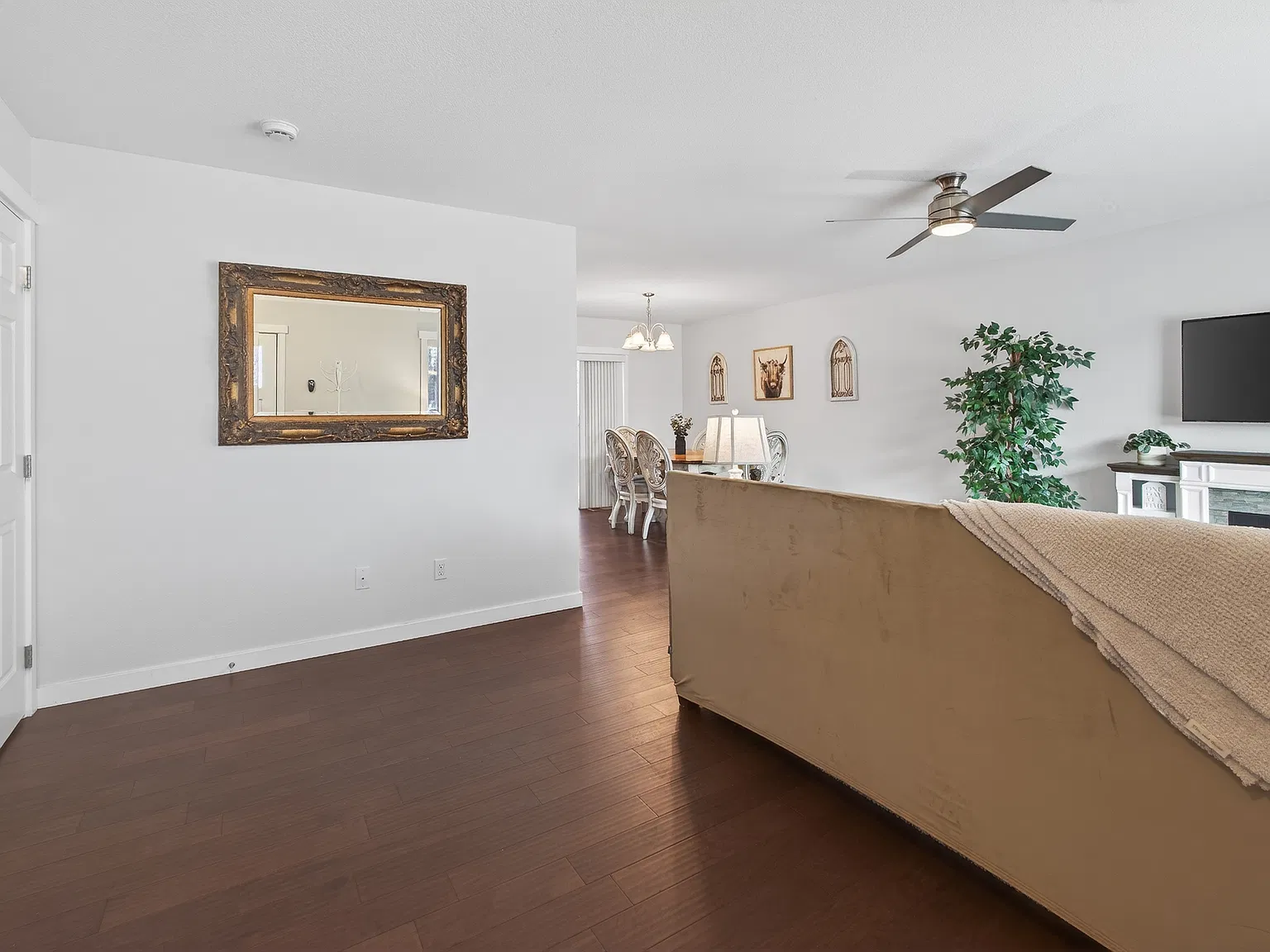 4 bed, 2.5 bath, 1676 sqft, $4,500 — Photo 2