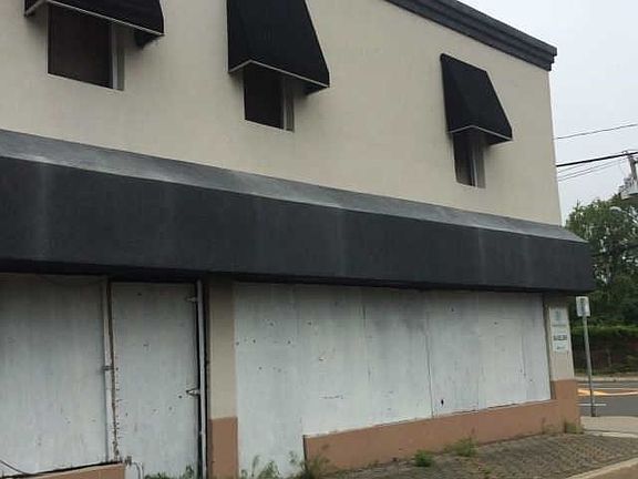3rd image of 840 Merrick Rd