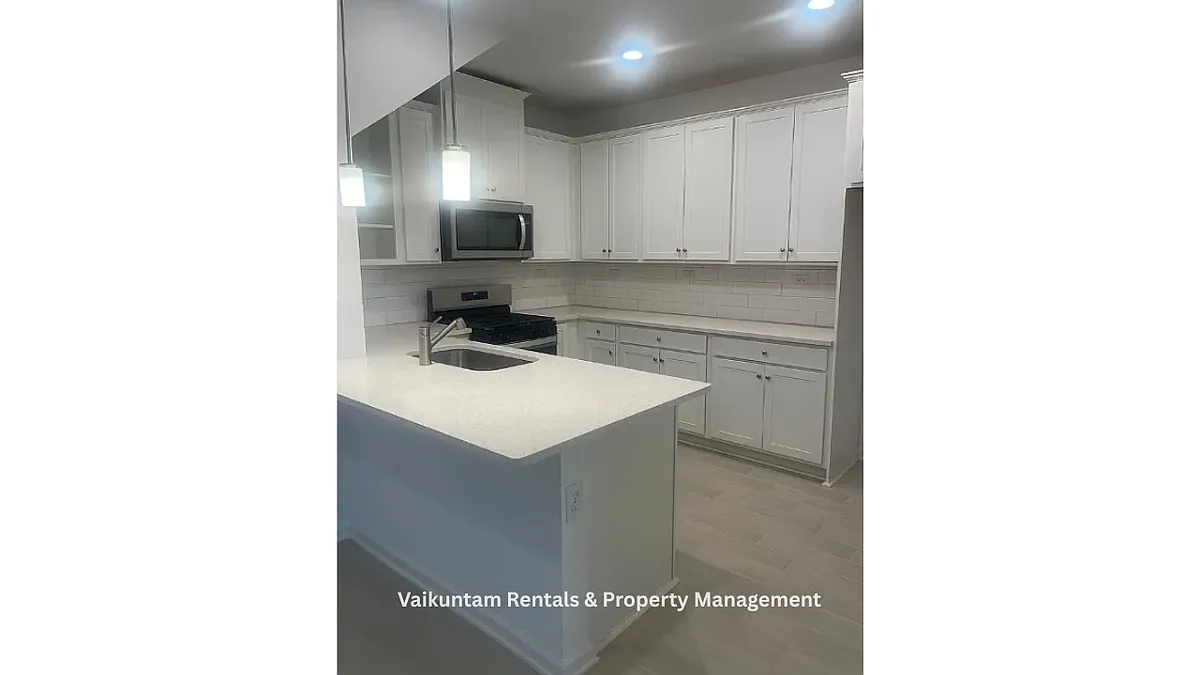 Building Photo - 563 Cherry Elm Dr #127