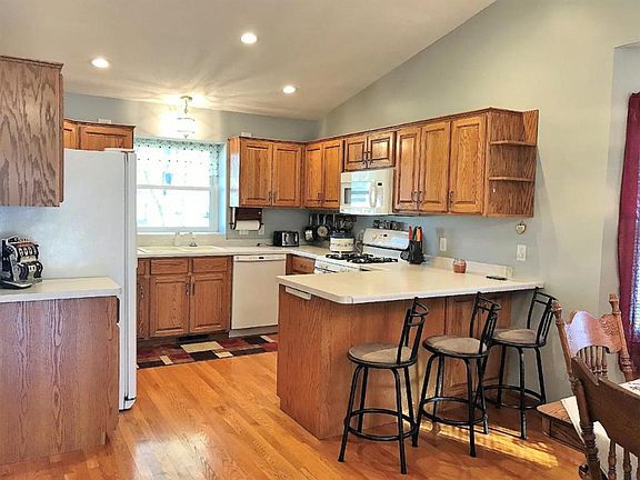 3rd image of 218 13th St S