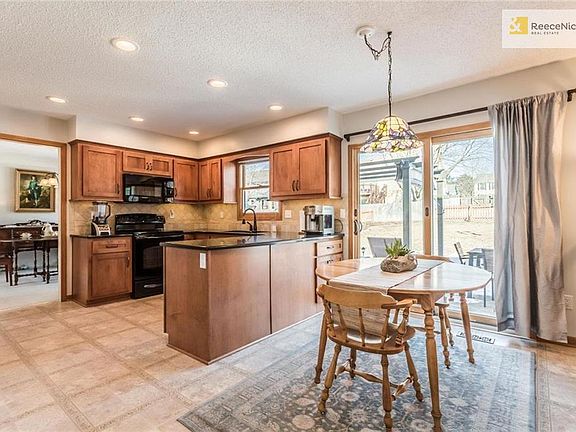 Wow! streamlined kitchen with granite counters