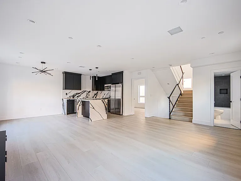 1223 N June St — Photo 10