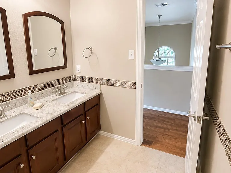 110 N Hawkhurst Cir — Photo 10