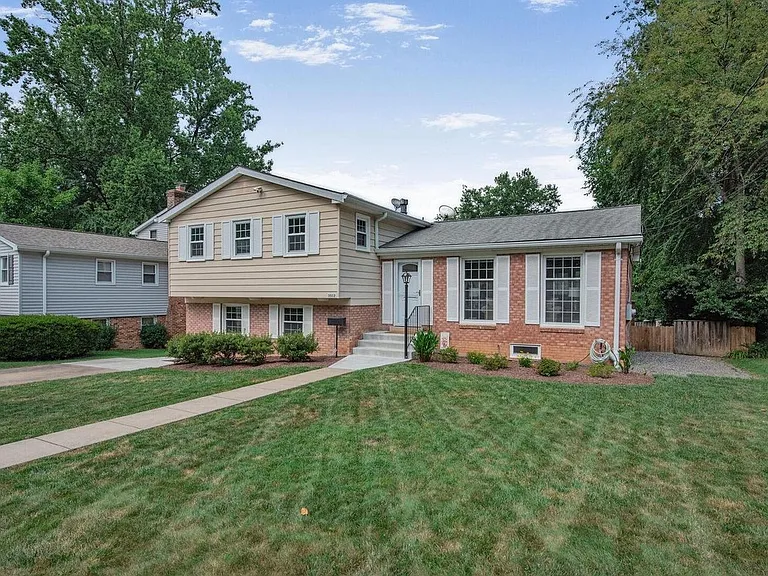 3512 Queen Anne Dr — Photo 1